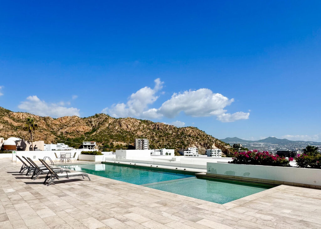 Los Cabos Lienzo Charro Modern single-level condo in Libertad Condominios, perfectly located in the heart of Cabo San Lucas. This bright and spacious unit features 2 large bedrooms with generous closets, 2.5 bathrooms, an open living and dining area, and an in-unit laundry for added convenience. The secure complex offers a large pool, BBQ area, elevator, and a garage space. Just minutes from downtown, the marina, beaches, restaurants, and shopping, this condo combines comfort, location, and investment potential—ideal for full-time living or vacation getaways. – 1065 Libertad, Cabo San Lucas, BS