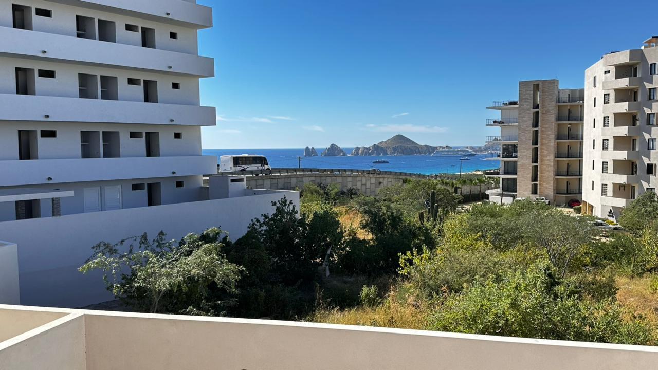 Los Cabos Altamar Torre Altamar es un desarrollo exclusivo en Cabo San Lucas con vistas espectaculares al Arco. Ofrece departamentos de 2 recámaras y 2 baños con acabados modernos. Sus amenidades incluyen gimnasio, coworking, elevador, estacionamiento y un roof garden con alberca infinita y área de grill, ideal para disfrutar atardeceres únicos. Torre Altamar is an exclusive development in Cabo San Lucas with spectacular for sale