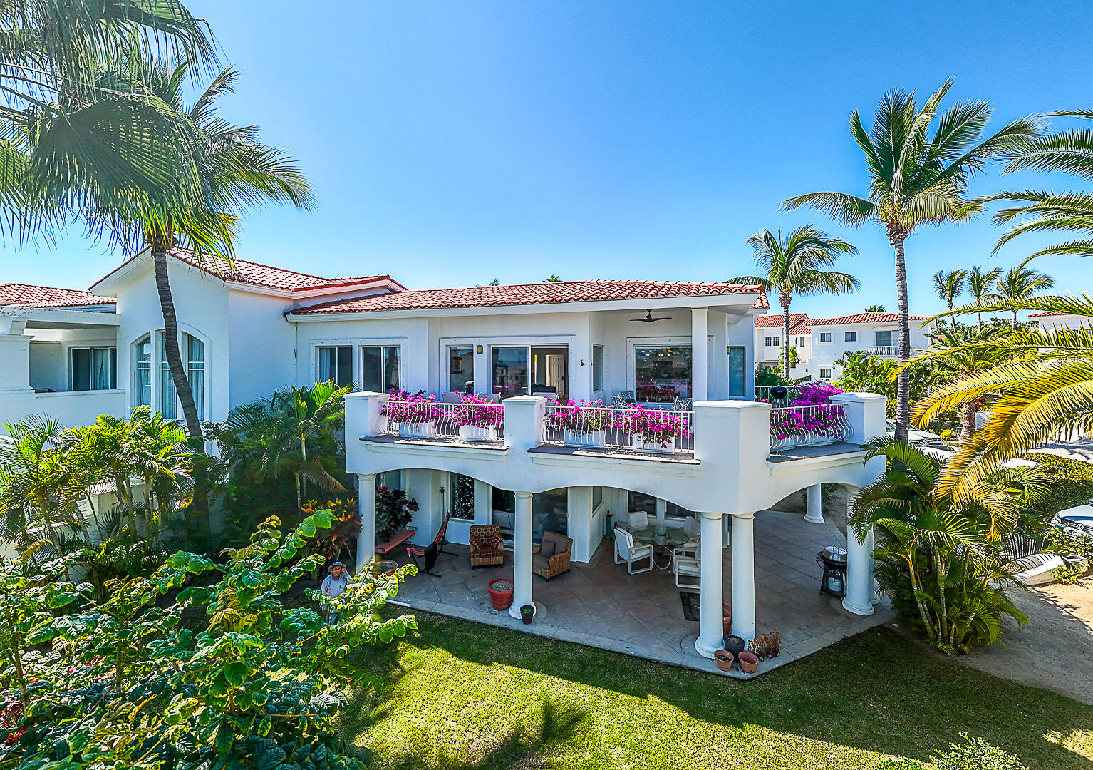Los Cabos Villas De Oro Villa de Oro 306 is a three-bedroom condo in Villas de Oro with a bright, inviting layout and the kind of indoor-outdoor flow people come to Los Cabos for. The main living area opens onto an oversized patio with fairway, ocean, and mountain for sale