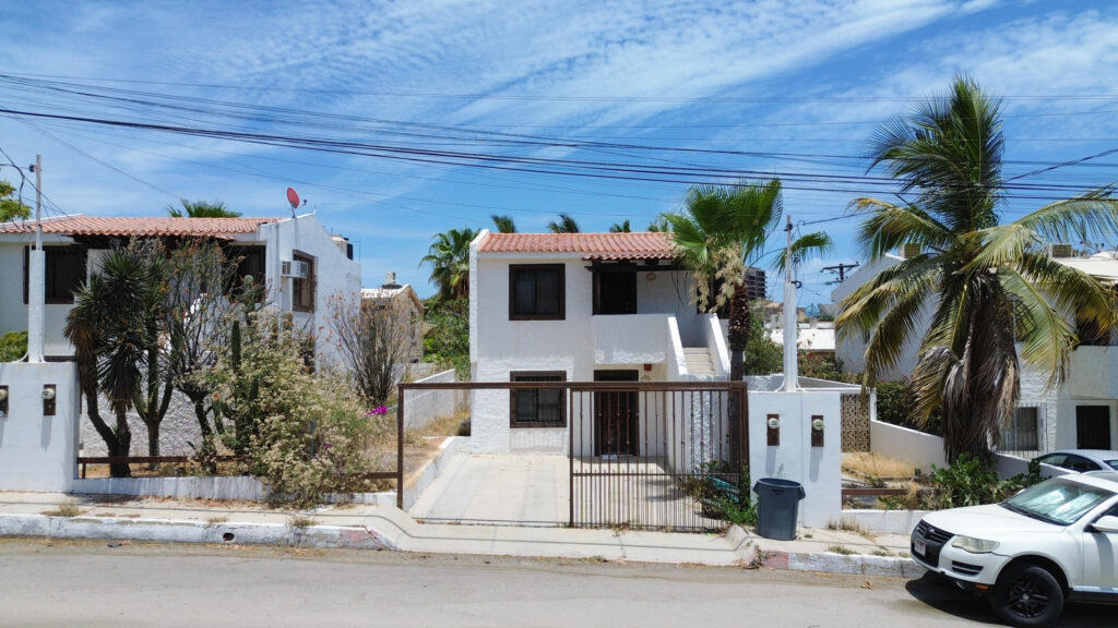 Los Cabos Magisterial English: This duplex offers a solid opportunity for investors looking for cash flow and future appreciation in San José del Cabo. The property includes both apartments sold together as one legal unit. Located in Colonia Magisterial, an area with strong rental demand, this property is ideal for long-term tenants, workforce housing, or future remodeling projects. With limited renovation work, the duplex can substantially increase in value and rental income potential. Español: Este dúplex representa una sólida oportunidad para inversionistas que buscan flujo de efectivo y plusvalía futura en San José del Cabo. La propiedad incluye ambos departamentos vendidos juntos como una sola unidad legal. Ubicada en la colonia Magisterial, una zona con alta demanda de renta, esta propiedad es ideal para arrendamiento a largo plazo, vivienda para trabajadores o futuros proyectos de remodelación. Con una inversión limitada en mejoras, el dúplex puede incrementar considerablemente su valor y potencial de ingresos – 2 Malvarrosa, San Jose del Cabo, BS