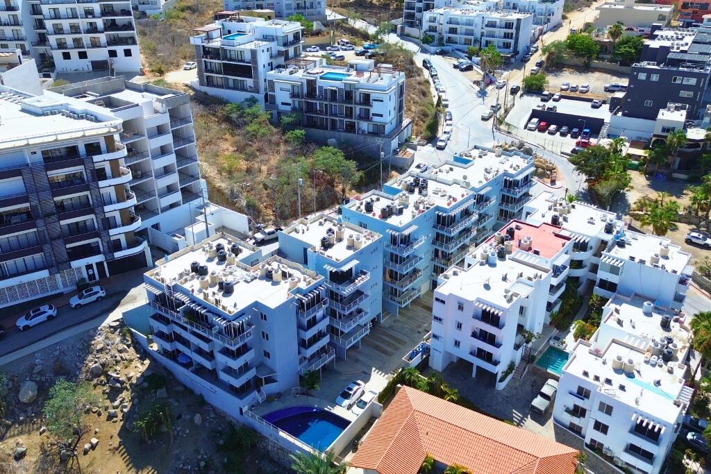Los Cabos El Descanso Iii Departamento ubicado del lado del Pacífico con hermosa vista al mar. Cuenta con 3 recámaras y 2 baños completos, en una zona privilegiada a solo 10 minutos caminando de la Marina y a pocos metros del acceso al Cerro de la Z, ideal para practicar hiking. Perfecto para quienes buscan disfrutar la vida cerca del mar o invertir en rentas vacacionales gracias a su excelente ubicación y gran potencial de plusvalía.Condominium on the Pacific side with beautiful ocean for sale