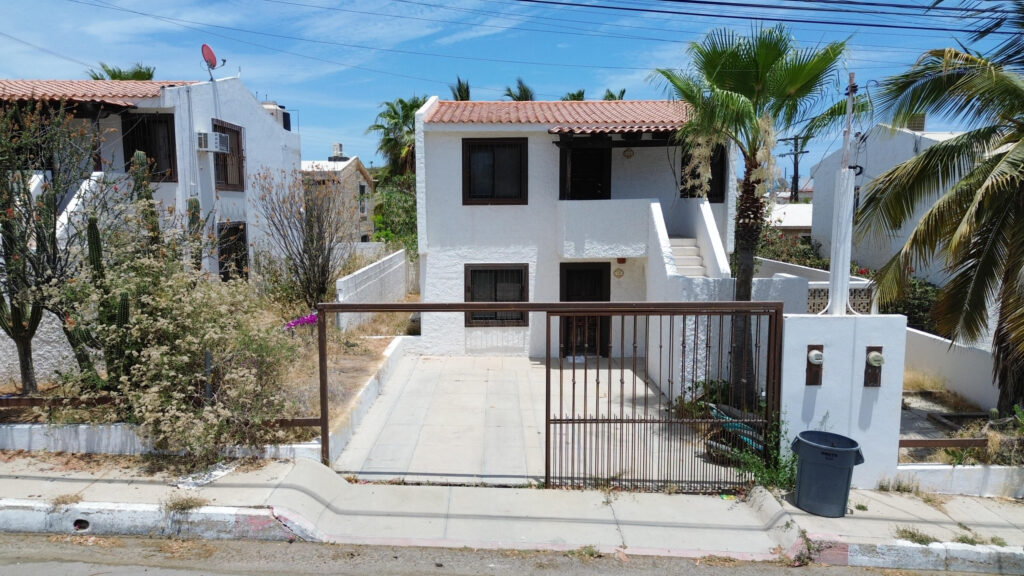 Los Cabos Magisterial English: This duplex offers a solid opportunity for investors looking for cash flow and future appreciation in San José del Cabo. The property includes both apartments sold together as one legal unit. Located in Colonia Magisterial, an area with strong rental demand, this property is ideal for long-term tenants, workforce housing, or future remodeling projects. With limited renovation work, the duplex can substantially increase in value and rental income potential. Español: Este dúplex representa una sólida oportunidad para inversionistas que buscan flujo de efectivo y plusvalía futura en San José del Cabo. La propiedad incluye ambos departamentos vendidos juntos como una sola unidad legal. Ubicada en la colonia Magisterial, una zona con alta demanda de renta, esta propiedad es ideal para arrendamiento a largo plazo, vivienda para trabajadores o futuros proyectos de remodelación. Con una inversión limitada en mejoras, el dúplex puede incrementar considerablemente su valor y potencial de ingresos – 3 Malvarrosa, San Jose del Cabo, BS