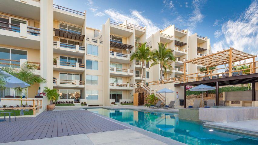 Los Cabos Mirador Discover this contemporary 3-bedroom condo, perfectly situated in the heart of San José del Cabo. Boasting a modern design with functional spaces, high ceilings, and two large private terraces, this unit offers an exceptional living experience. Residents enjoy premium amenities including a lap swimming pool, a relaxing jacuzzi, a fully-equipped gym, and lush, tropical landscaping. With an excellent rental history and an unbeatable central location, this property is a prime investment opportunity. for sale