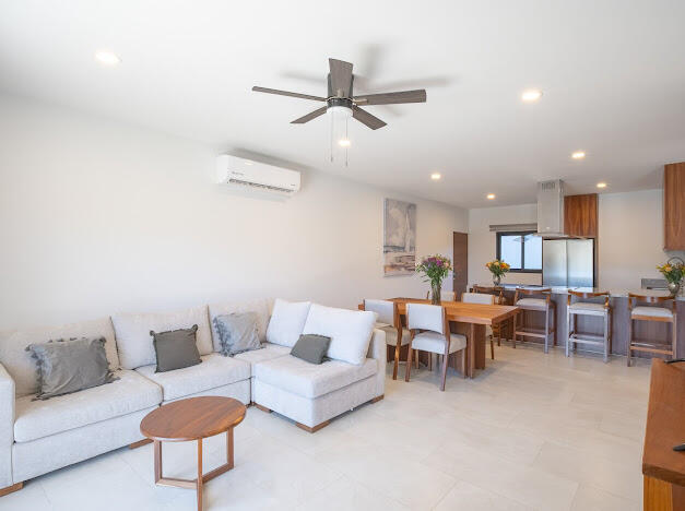 Los Cabos Avalon Owner financing! Pregunta por planes de financiamiento.Ubicado en una de las zonas con mayor crecimiento de El Tezal, Avalon ofrece una ubicación privilegiada con acceso rápido a la Carretera Transpeninsular, a solo minutos del centro de Cabo y la marina.Condo de 2 recámaras, 2 baños y un estacionamiento con pérgola. Ubicado en tercer nivel, con vistas al mar y a la ciudad que elevan la experiencia de vivir el espacio. Cuenta con una distribución espaciosa y una cocina integrada con barra de granito, que aporta un toque elegante y se convierte en el punto central del área social.Una excelente oportunidad de inversión, con un precio por debajo del promedio del mercado en la zona, ofreciendo un valor excepcional en el mercado actual. Agenda tu visita. for sale