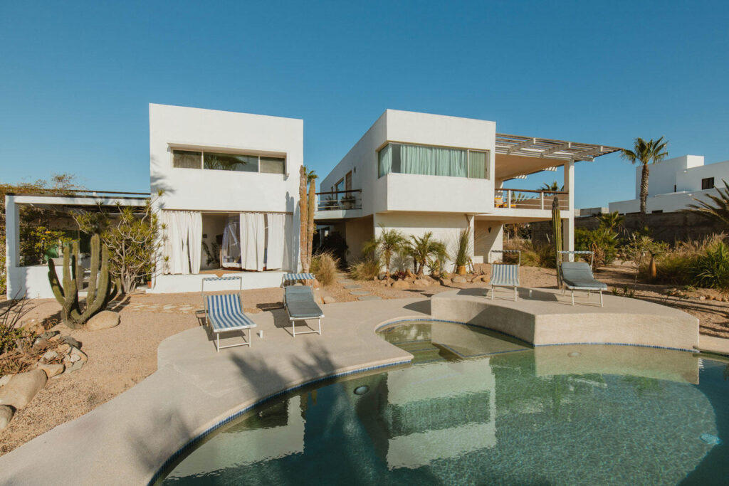 Los Cabos Magisterial English: This duplex offers a solid opportunity for investors looking for cash flow and future appreciation in San José del Cabo. The property includes both apartments sold together as one legal unit. Located in Colonia Magisterial, an area with strong rental demand, this property is ideal for long-term tenants, workforce housing, or future remodeling projects. With limited renovation work, the duplex can substantially increase in value and rental income potential. Español: Este dúplex representa una sólida oportunidad para inversionistas que buscan flujo de efectivo y plusvalía futura en San José del Cabo. La propiedad incluye ambos departamentos vendidos juntos como una sola unidad legal. Ubicada en la colonia Magisterial, una zona con alta demanda de renta, esta propiedad es ideal para arrendamiento a largo plazo, vivienda para trabajadores o futuros proyectos de remodelación. Con una inversión limitada en mejoras, el dúplex puede incrementar considerablemente su valor y potencial de ingresos – Casa Oasis Verde, Cabo Corridor, Cabo Corridor, BS