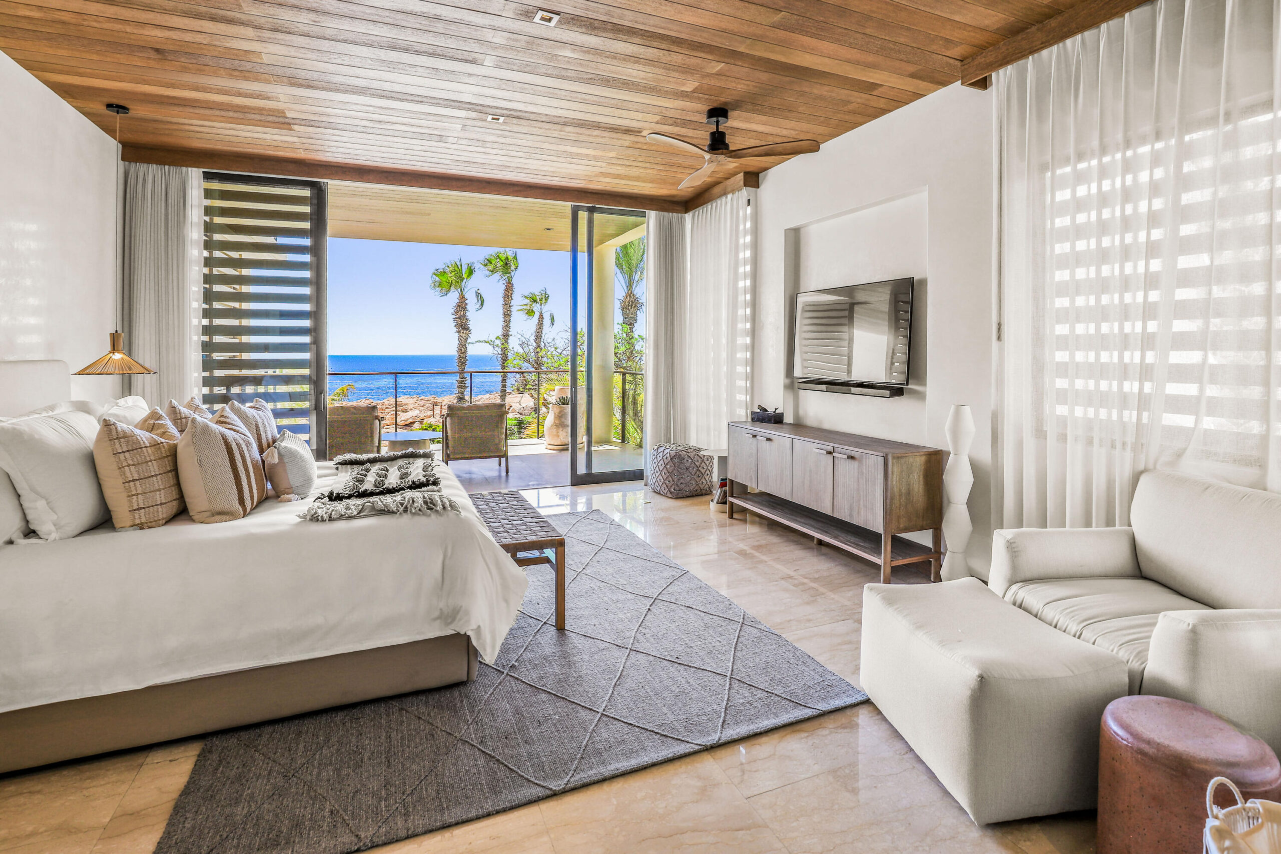 Los Cabos Chileno Bay OCEANFRONT!!! One of only a few truly oceanfront villas located within the prestigious Auberge Chileno Bay Resort. **Membership to the Discovery Chileno Bay Golf and Beach Club is available for purchase upon approval. Spectacular sunrise and moonrise for sale