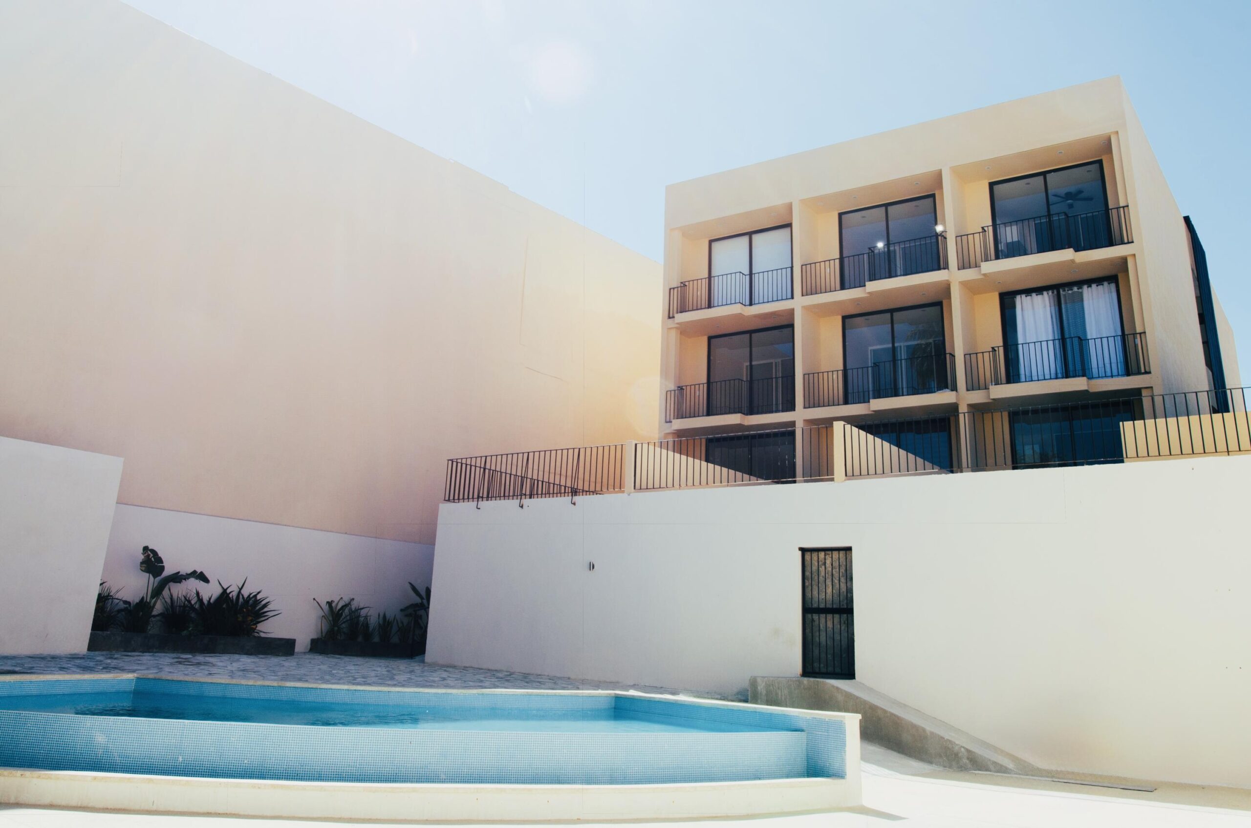 Los Cabos Centro Unidad 4 en I Loft, a solo tres cuadras de la Marina de Cabo San Lucas. Cuenta con 1 recámara, 1 baño completo, cocina integral y terraza ideal para instalar pérgola o jacuzzi. El desarrollo ofrece elevador, alberca y recepción, una excelente opción para vivir o invertir.Unit 4 at I Loft, just three blocks from the Cabo Marina. It features 1 bedroom, 1 full bathroom, a full kitchen and a terrace perfect for a pergola or jacuzzi. The building offers an elevator, pool and reception area, ideal for living or investment. for sale