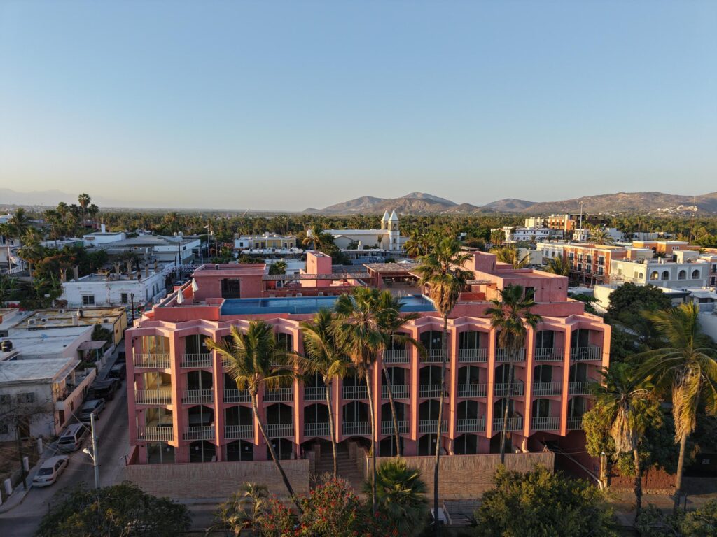 Los Cabos Centro-Sjd This property features a two-bedroom, two-bathroom lock-off layout, offering exceptional flexibility. It can be used as a full residence or divided into two independent one-bedroom units, each with its own kitchen, making it ideal for rental income or dual living. The apartment is unfurnished, allowing you to customize it to your taste. It features large windows that fill the space wi – Mauricio Castro, San Jose del Cabo, BS