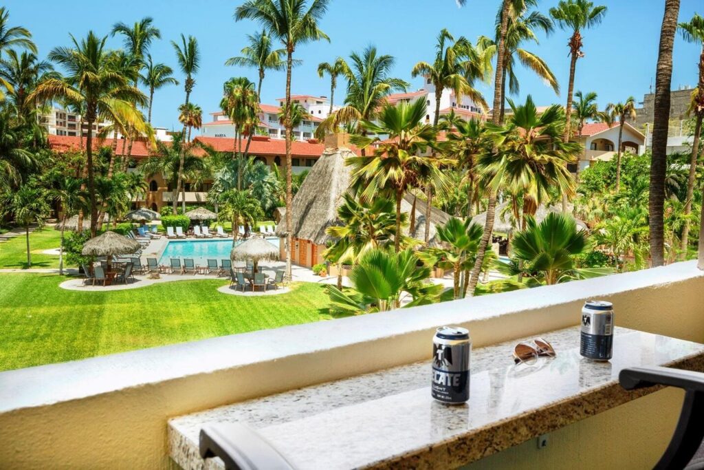 Los Cabos La Jolla Incredible opportunity to live in the desirable OCEANFRONT community of La Jolla! This turn-key ground level corner unit studio includes its own large private terrace. Would make a for a perfect investment or vacation property. Conveniently located near the on-site laundry room, and steps away from one of the two salt water community pools and beach access. Very quiet location and 24/7 security! A must-see! – P.º De La Marina, Cabo San Lucas, BS