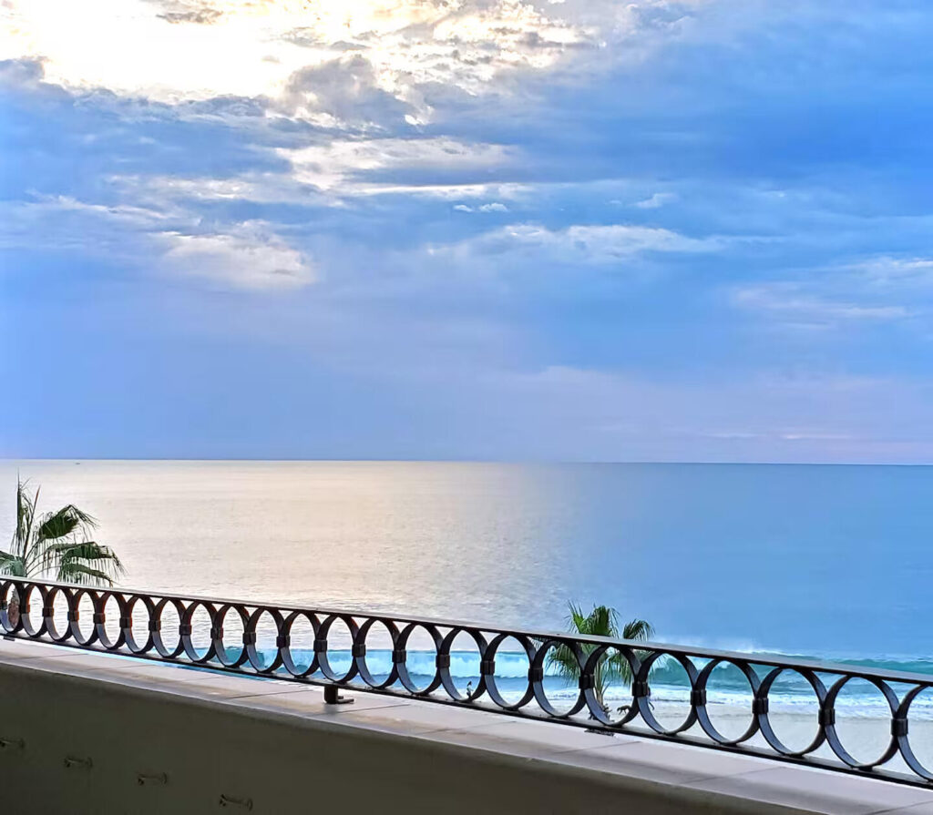 Los Cabos La Jolla Incredible opportunity to live in the desirable OCEANFRONT community of La Jolla! This turn-key ground level corner unit studio includes its own large private terrace. Would make a for a perfect investment or vacation property. Conveniently located near the on-site laundry room, and steps away from one of the two salt water community pools and beach access. Very quiet location and 24/7 security! A must-see! – PALMILLA POINT VIEWS-5TH FLOOR, San Jose del Cabo, BS