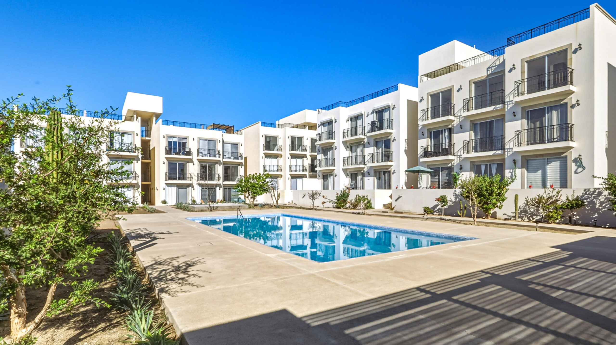 Los Cabos Cangrejos Penthouse-style 3BR/2BA condo located in Palmitos Residential, Cabo San Lucas. This top-floor unit features a private oversize rooftop terrace with spectacular sunset for sale