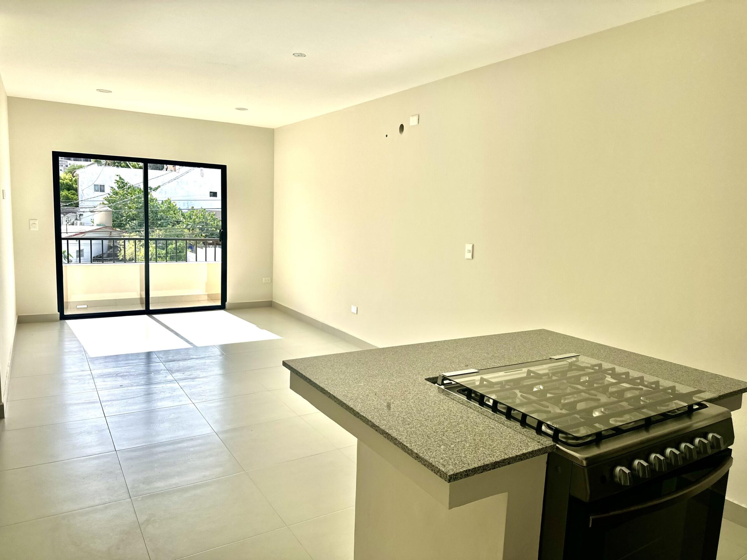 Los Cabos Magisterial Estrena departamento de 2 recámaras, 2 baños completos, y baño de visitas, con una distribución moderna en 104.16 M2 totales. Unidad #301. Acogedora cocina: la estufa está estratégicamente ubicada en una isla, para cocinar mientras convives con tus invitados en las áreas sociales. Espacios luminosos gracias a sus amplios ventanales corredizos y balcones que aportan frescura y confort. Amenidades comunes: disfruta de una espectacular terraza tipo rooftop con área de BBQ, pergolado e impresionantes vistas; perfecta para relajarte o recibir invitados al aire libre. Ubicado en Colonia Magisterial (Jesús Castro A.), una de las comunidades más prestigiosas y solicitadas de San José del Cabo. Zona residencial tranquila con parque familiar y canchas deportivas. A pocos minutos de playas hermosas, la zona hotelera de San José, campos de golf, Centro Histórico, supermercados, restaurantes y mucho más. Además, ofrece fácil acceso a la carretera de cuota hacia el Aeropuerto Internacional de Los Cabos.No dejes pasar esta oportunidad de vivir o invertir en una de las zonas más deseadas de San José del Cabo. for sale