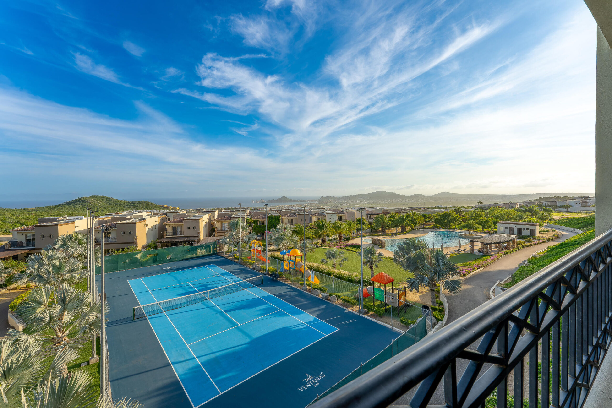 Los Cabos Ventanas Excelente oportunidad de inversion en Ventanas Fase 3B. Financiamiento aceptado 60% De enganche y 40% financiado hasta 2 años con 7% de interés. Exclusiva unidad con vista extraordinaria al mar desde su balcon privado. 3 Amplias recamaras con 2 Baños completos, chapa electrónica, elegante cocina, completamente amueblado y equipado listo para entrega inmediata. Adquiere esta unidad ligeramente por debajo del promedio del mercado actual! Contacta ahora y reserva tu cita! Great investment opportunity in Ventanas Phase 3B! 60% down, 40% financed up to 2 for sale