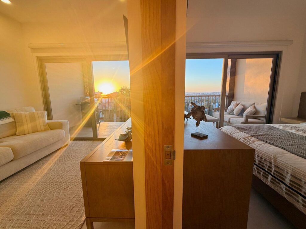Los Cabos Costa Mare Designed to offer comfort, style, and an exceptional living experience in Cabo San Lucas!This unit is completely new and fully furnished, move-in ready with modern finishes and a clean, contemporary design, where you can experience the best sunsets in Baja California Sur! The rooftop amenities elevate the lifestyle experience, featuring a swimming pool, gym, and panoramic sunset – Vía de Lerry, Cabo San Lucas, BS
