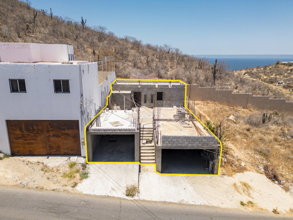 Los Cabos Colinas De Cabo Baja VENDEDOR MOTIVADO, ¡Invierte en esta Oportunidad Única! ¡No dejes pasar esta propiedad!. PROYECTO PARA CONDOS O CASA EN PRE-CONSTRUCCIÓN OBRA NEGRA. Se vende en su estado actual. Incluye permisos de construcción, licencia y planos. ZONIFICACIÓN H-2. Se permite construir hasta dos niveles más un rooftop. panoramico con vistas al Océano Pacífico. A solo minutos de Pueblo Bonito Sunset, Campo de Golf Quivira y su área gastronómica. Está a solo 5 minutos del vibrante centro de Cabo San Lucas, la Marina, vida nocturna y excelentes restaurantes. INCLUYE UNA CISTERNA DE AGUA DE 40 MIL LITROS. DOS COCHERAS.Se requiere notificación con 24 horas de anticipación para visitas. – VISTA PACIFICA, Cabo San Lucas, BS