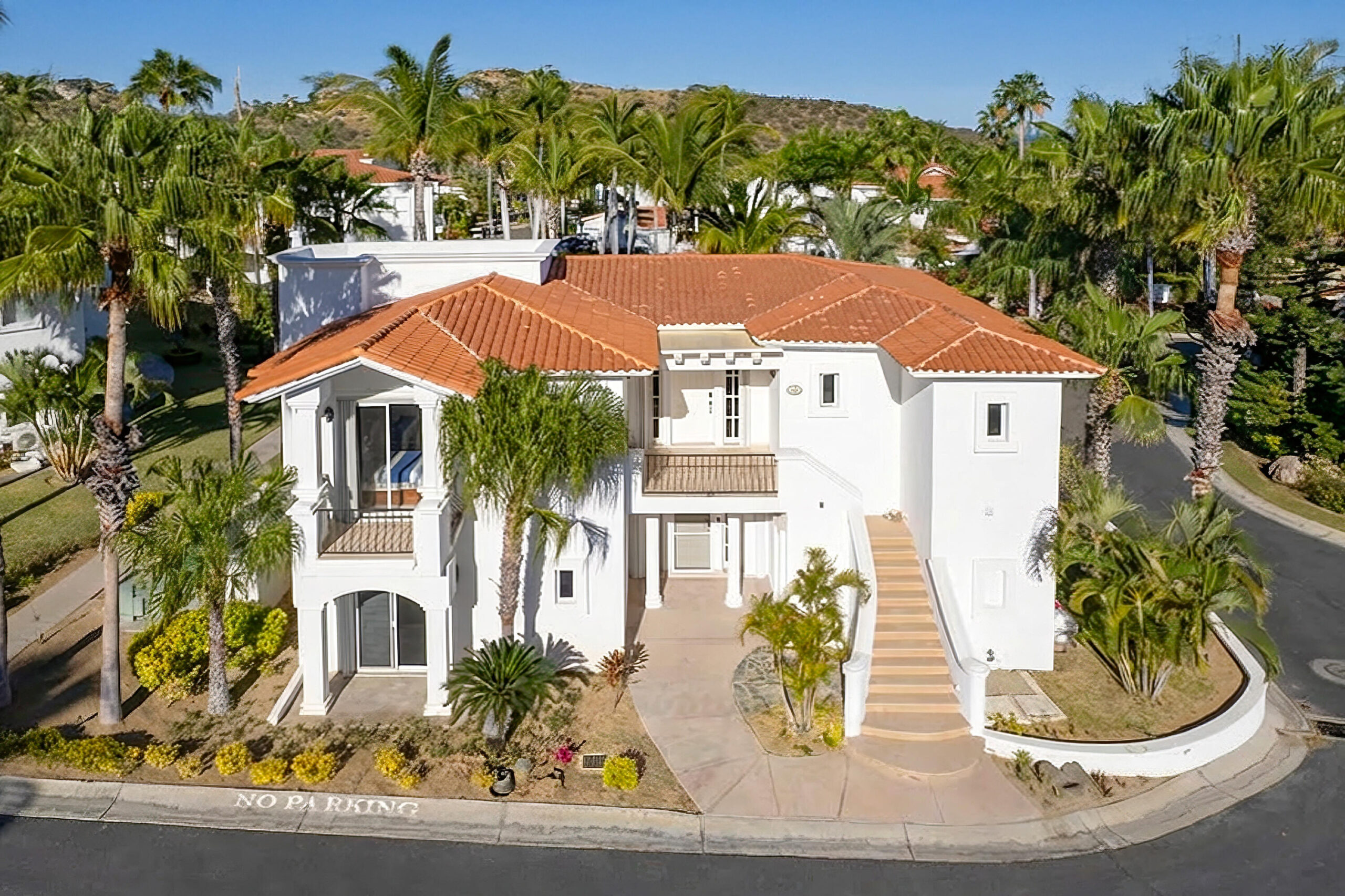 Los Cabos Villas De Oro Modern Stylish Penthouse. Welcome to this stunning penthouse with 2 bedrooms and 2.5 bathrooms, located in the heart of Palmilla at Villas de Oro. This top-floor residence offers rare privacy, vaulted ceilings, and beautiful for sale