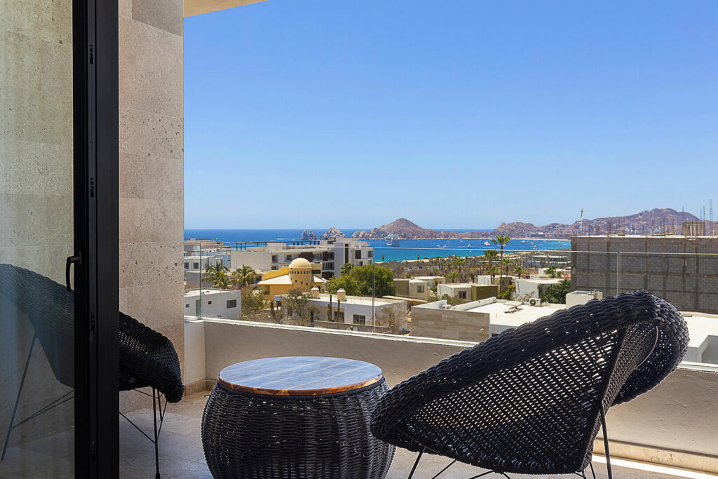 Los Cabos Vista Vela Welcome to this beautifully appointed 3-bedroom, 3.5-bathroom condo located in Vista Vella, Cabo San Lucas. This turnkey residence comes fully furnished and is ready for immediate enjoyment or investment opportunities. Featuring spacious interiors, an open-concept layout, and stunning blue water – 512 Salomon de la Cruz Perez, Cabo Corridor, BS