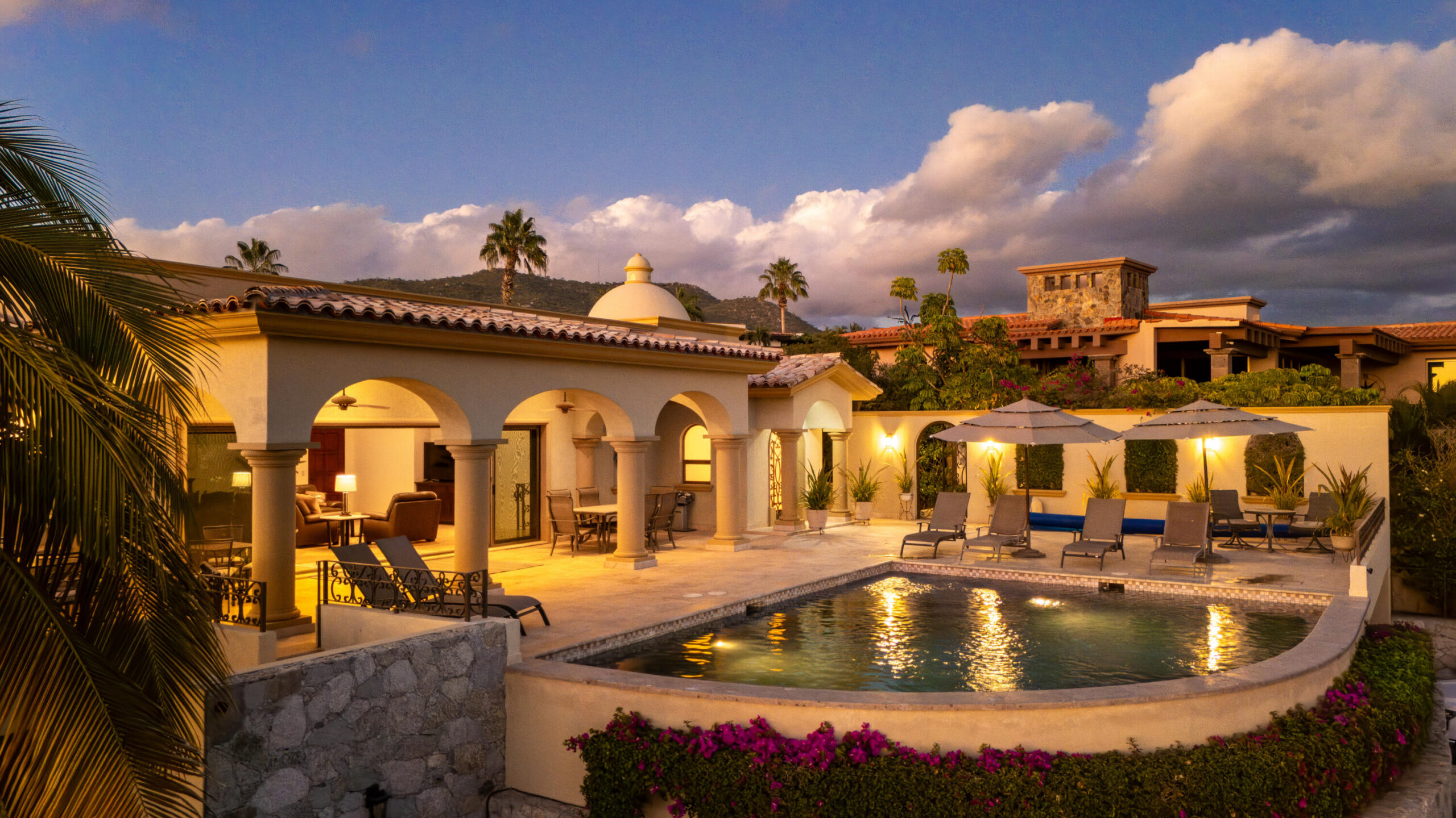 Los Cabos Cresta Del Mar Located on a Cul De sac - A luxurious 4 bed 4 and 2 half bath House with full casita that has a separate entrance and kitchen. Ocean for sale