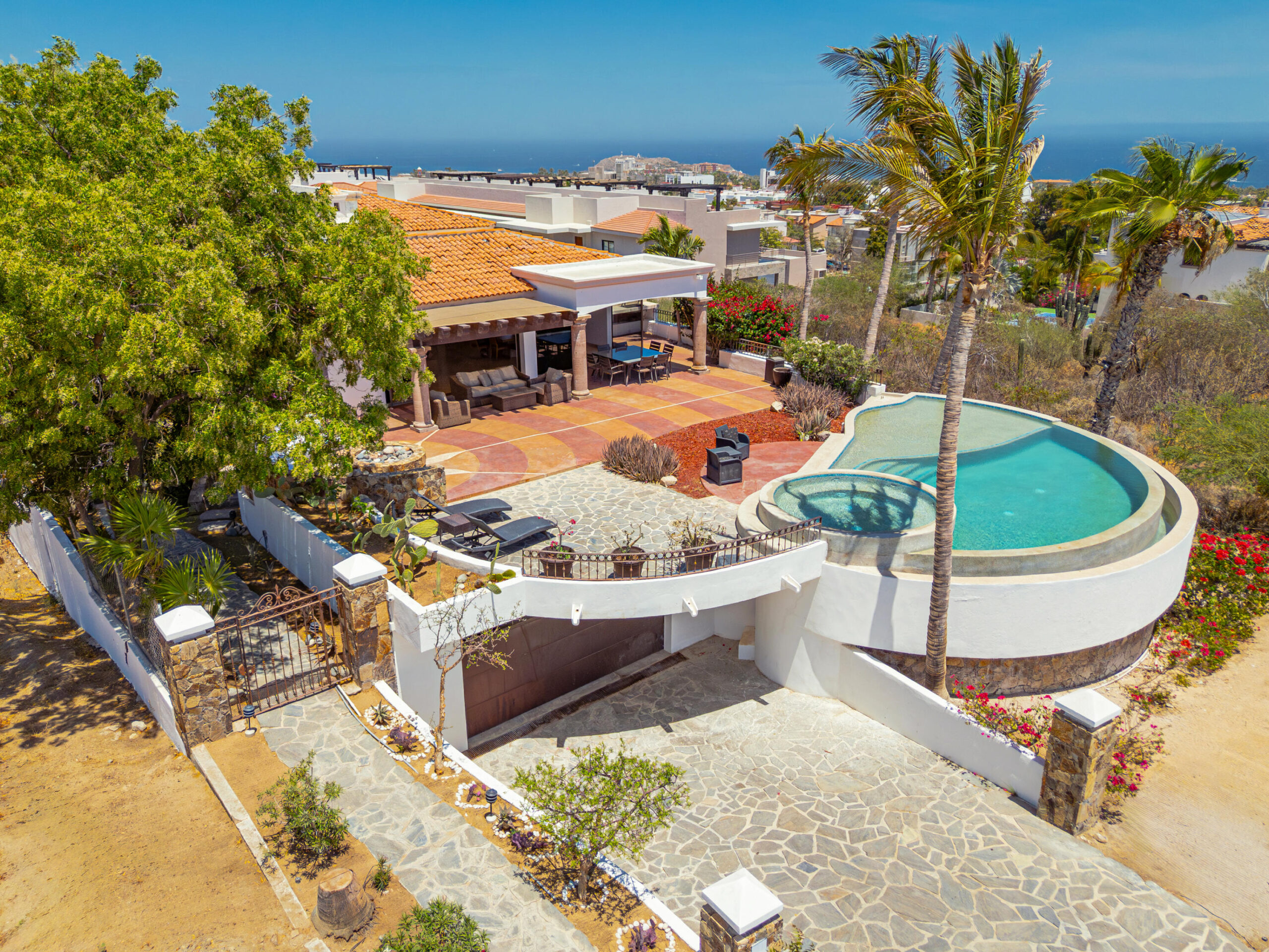Los Cabos Cresta Del Mar Casa Arco de Cabo, a recently remodeled Californian style home that feels open, clear, and calm.Natural light fills the interiors and highlights a layout made for easy living.The open kitchen, living area, and patio create a setting that invites connection and quiet moments.From the pool and jacuzzi, you enjoy a peaceful Cabo's Arch – #39 Cresta Del Mar, Cabo Corridor, BS